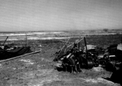 Maquinaria agricola descompuesta en el desierto