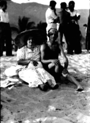 Gerson Pappo y Sra, en una playa de Acapulco, retrato