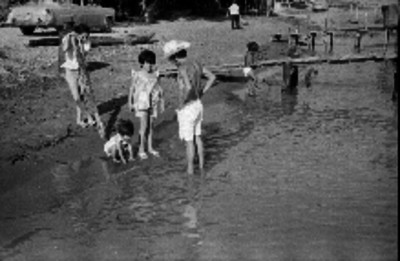 Familia de turistas jugando en la playa