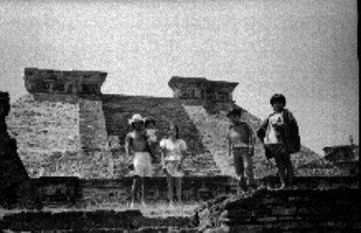 Familia de turistas en las pirámides de El Tajín