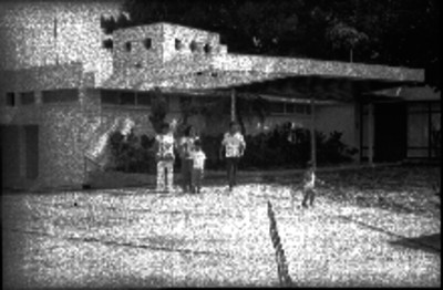 Familia de turistas en la entrada de un hotel, retrato de familia