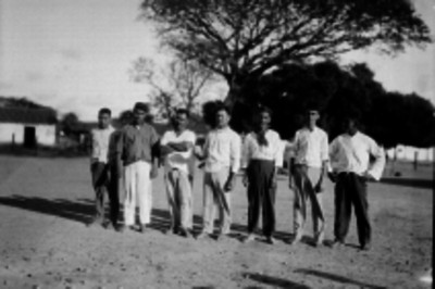 Jugadores de pelota mixteca enuna calle, retrato de grupo