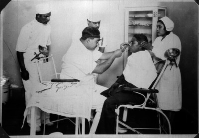 Dentista atendiendo a un pasienta en su cosultorio