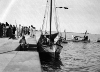 Gente en un muelle