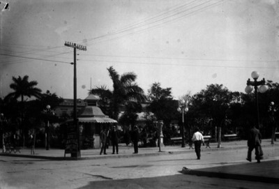 Gente en un parque de Tampico