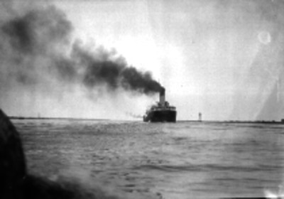 Barco navegando en las costas de un puerto de Tamaulipas