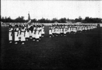 Alumnas de la escuela María R. de Lazarín, durante un evento en un estadio