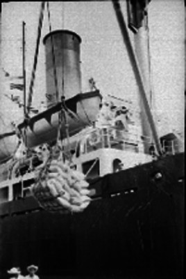 Hombres descargando un barco