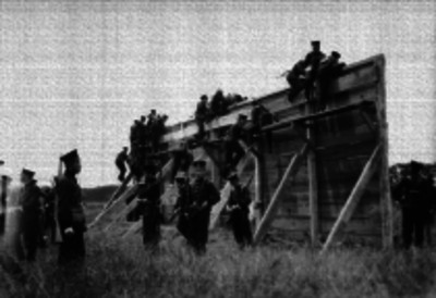 Militares saltando un muro de madera durante sus prácticas