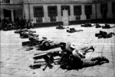 Militares realizando ejercicios en un cuartel
