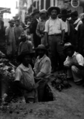 Trabajadores haciendo el drenaje de una calle