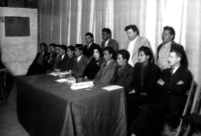 Mesa directiva presidiendo una asamblea