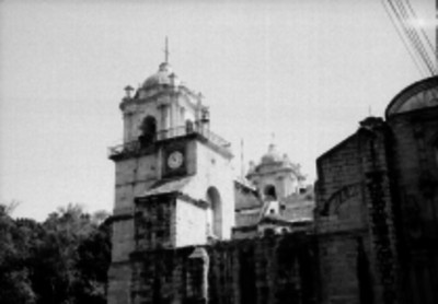 Campanario y reloj de una iglesia de "Oaxaca", detalle