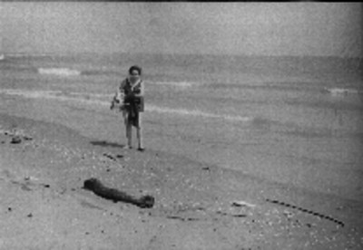 Mujer caminando por una playa