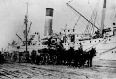 Barco anclado en un muelle