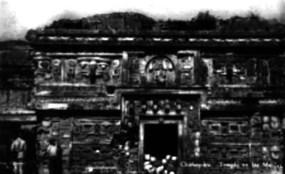 Turistas en el Templo de las Monjas, en Chichén Itzá