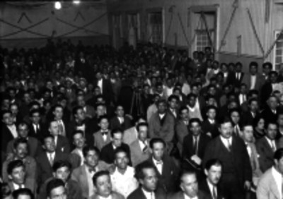 Trabajadores en una asamblea sindical