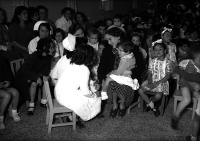 Educadoras conviviendo con niñas en un salón