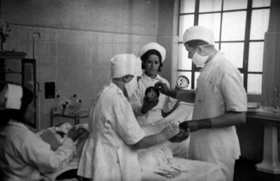 Médicos y enfermaras preparandose para una operación