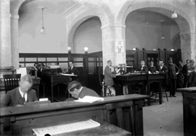 Empleados trabajando en un banco