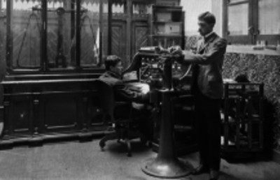 Hombres operando maquinaria para fabricación de monedas