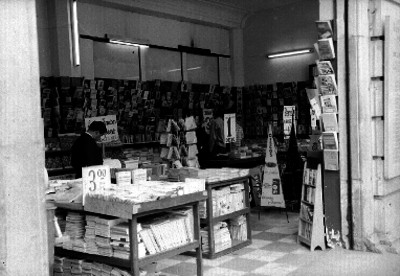 Gente comprando libros durante la oferta de una libreria