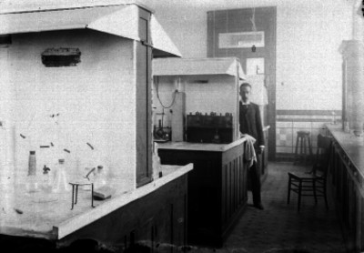 Hombre en un laboratorio