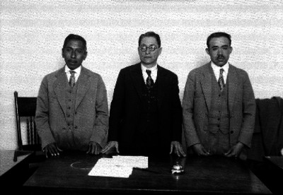 Líderes presidiendo una reunión