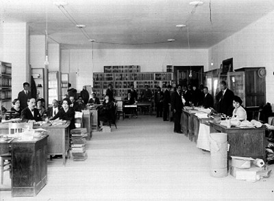Empleados laborando en una oficina de la Secretaría de Hacienda