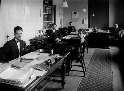 Empleados laborando en una oficina de prensa