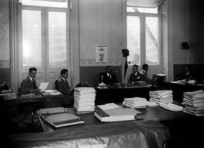Empleados trabajando en una oficina de prensa
