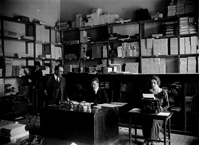 Personal trabajando en una oficina de prensa
