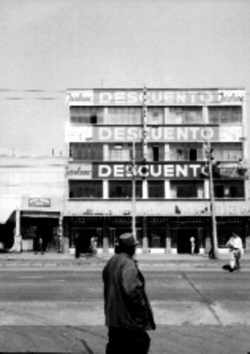 Gente frente a un centro comercial