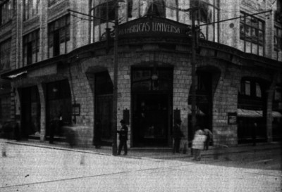 Gente caminando frente al edificio comercial de Las Fábricas Universal, fachada