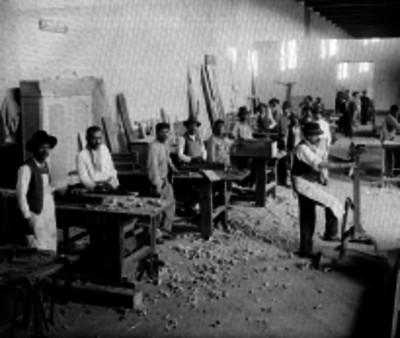 Trabajadores laborando en una carpintería