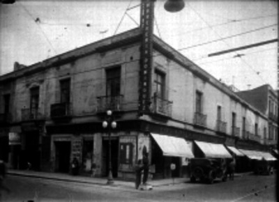 Cantina El Gallo de Oro, ubicada en la esquina de Bolívar y Capuchinos (hoy Venustiano Carranza)