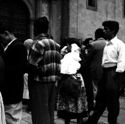 Gente formada en el atrio de la Catedral de la ciudad de México