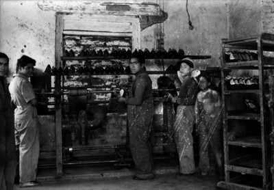 Niños y adolescentes trabajan en una reparadora de "zapatos"