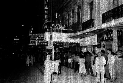 Gente formada en la entrada del Cine Alameda