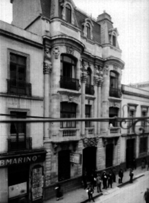 Gente frente a un edificio comercial