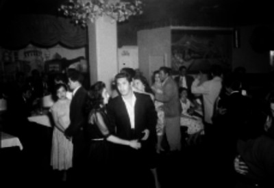 Parejas bailando en un cabaret