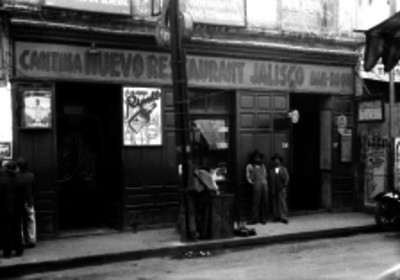 Borrachos frente al cabaret y cantina Nuevo Jalisco, ubicado en la calle de San Juan de Letrán número 58, fachada