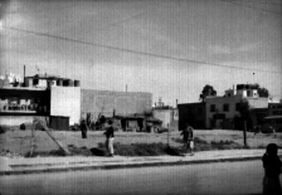 Choza junto a una calle de la "Colonia Industrial"