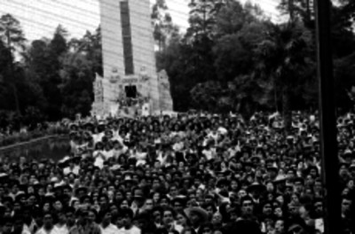 Multitud durante un homenaje en el monumento a Alvaro Obregón