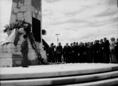 Javier Rojo Gómez en la develación de una placa en el monumento a Cuitláhuac
