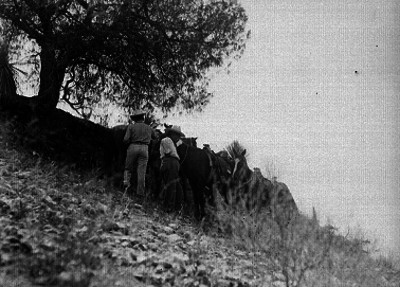 Campesinos con caballos, en el campo