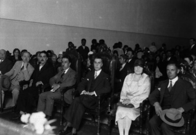 Funcionarios durante una ceremonia en un auditorio