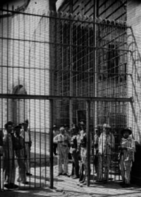 Presos en uno de los accesos de la penitenciaría del Distrito Federal, retrato de grupo