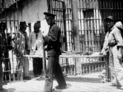 Presos trasladando a otro en una camilla, en la penitenciaría del Distrito Federal