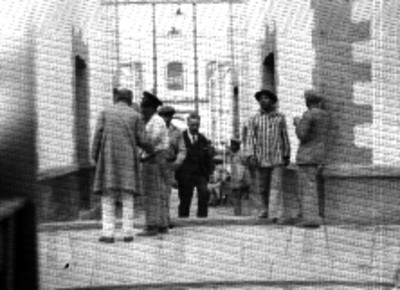 Presos y abogado caminando en un patio de la penitenciaría del Distrito Federal